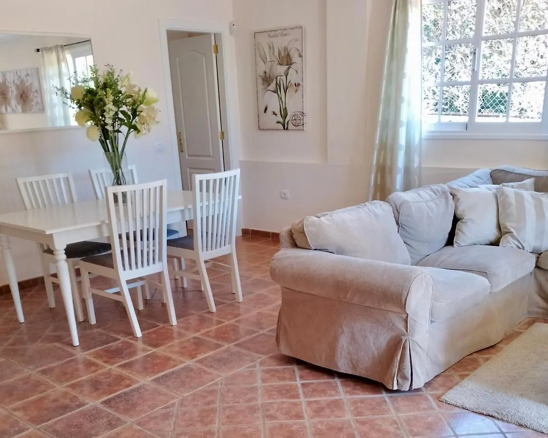Villa Consuelo - Quiet Location Close To Resorts Buzanada