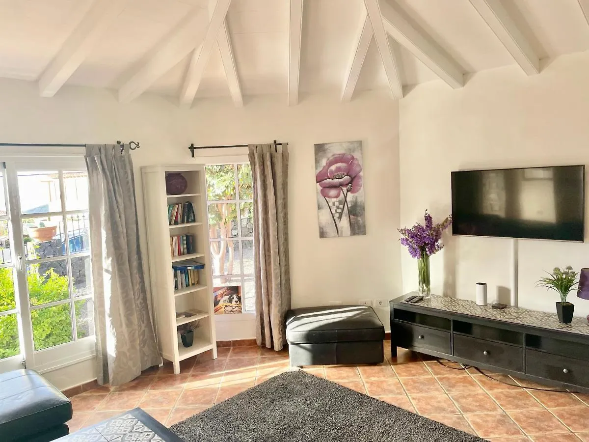 Villa Consuelo - Quiet Location Close To Resorts Buzanada