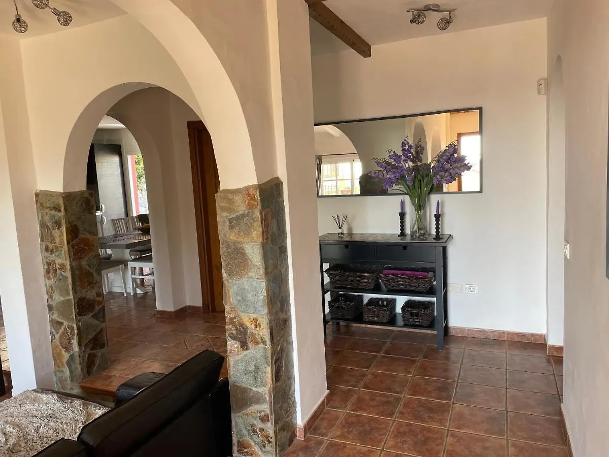 Villa Consuelo - Quiet Location Close To Resorts Buzanada