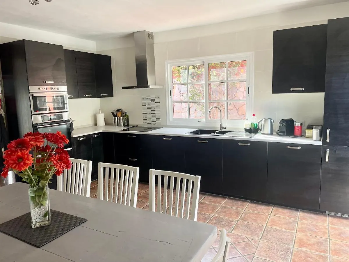 Villa Consuelo - Quiet Location Close To Resorts Buzanada
