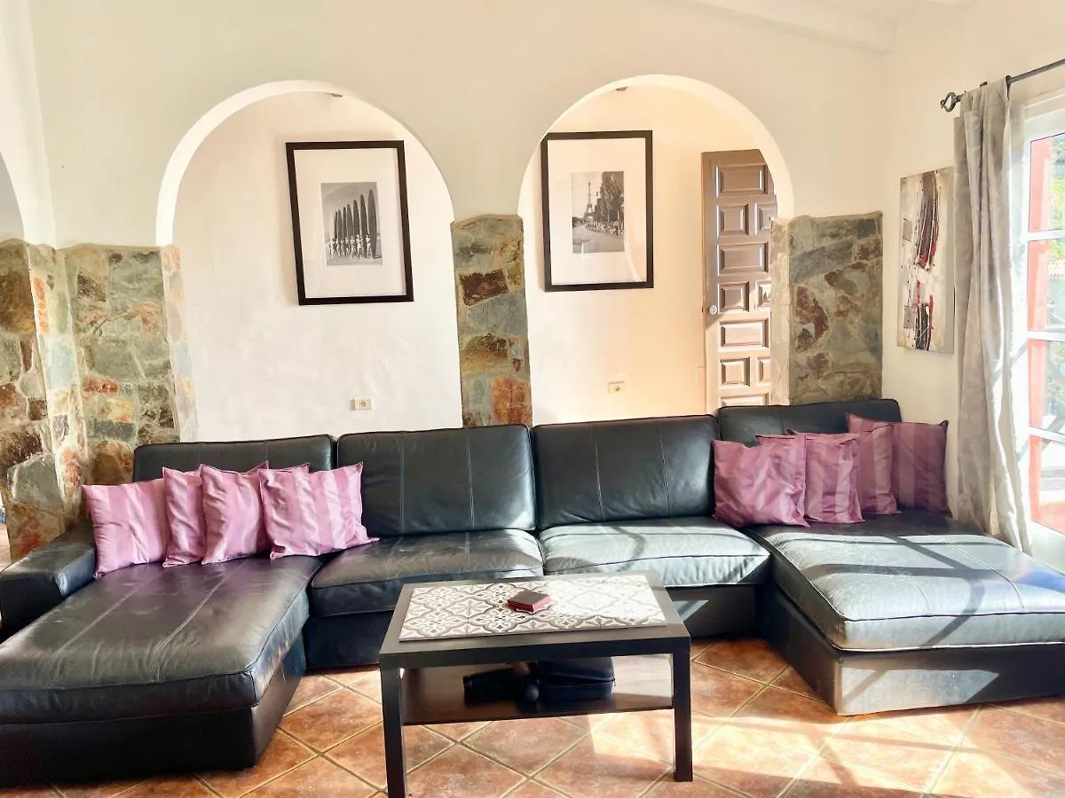 Villa Consuelo - Quiet Location Close To Resorts Buzanada